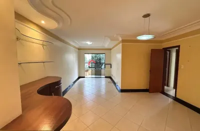 Lindo apartamento para locação próximo a UFU!  Contando com 3 quartos sendo um suíte, banheiro social, sala ampla, área de serviço, sacada e uma vaga de garagem.    Agende sua visita!