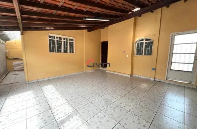 Casa em ótima localização!  Contando com sala ampla, cozinha, 3 quartos sendo um suíte, banheiro social, copa, dispensa, quintal com piscina e garagem.    Edícula no fundo negocial no valor.    Agende