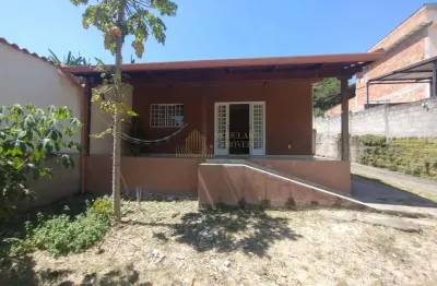 Casa com 03 quartos, sendo 01 suite, próximo a praça do bairro