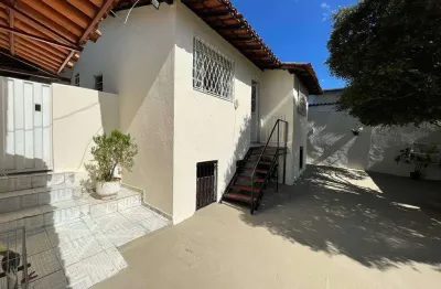 Excelente casa com área externa ampla, bem luminada e ótimo espaço gourmet fechado em blindex!