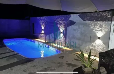 Casa com piscina aquecida, jardim, área gourmet  – 3 quartos (1 suíte) e 2 vagas