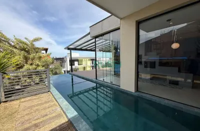 Casa de alto padrão à venda ou locação, com 5 amplas suítes em um terreno com 900 m2, condomínio re