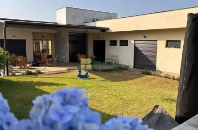 Casa de alto padrão à venda ou locação, com 5 amplas suítes em um terreno com 900 m2, condomínio re