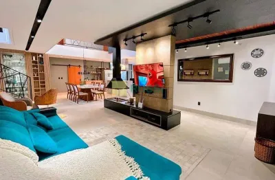 Casa de alto padrão à venda ou locação, com 5 amplas suítes em um terreno com 900 m2, condomínio re