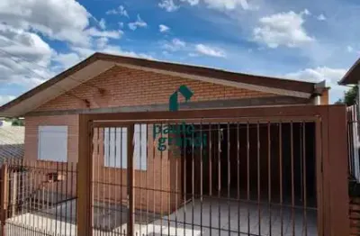 Alugo casa de 2 quartos com pátio e garagem no bairro rio branco