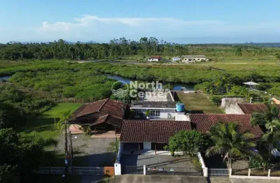 Residência com amplo terreno à beira da lagoa no bairro pinheiros, balneário barra do sul, sc