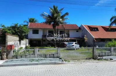 Sobrado amplo a 50 metros da lagoa com amplo quintal á venda, bairro pinheiros, balneário barra do