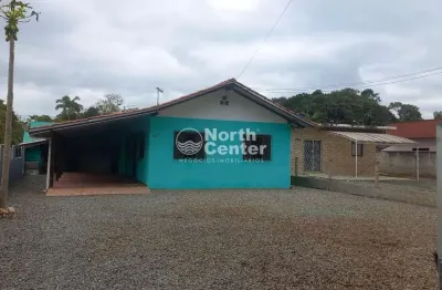 Casa à venda, com amplo e plano terreno, com uma ótima localização
