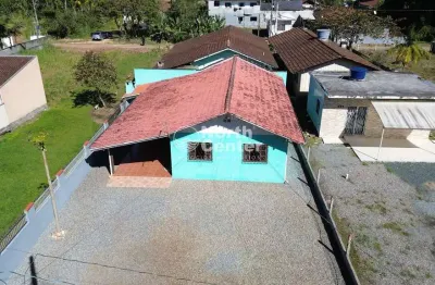 Casa à venda, com amplo e plano terreno, com uma ótima localização