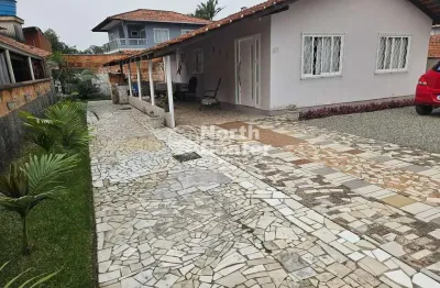 Casa espaçosa à venda, bairro costeira, balneário barra do sul, sc
