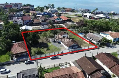 Belo terreno, podendo ser uma chácara . 100 metros da lagoa na costeira