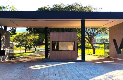 Em meio a natureza e com cabeamento subterrâneo, condomínio de casas de bom padrão