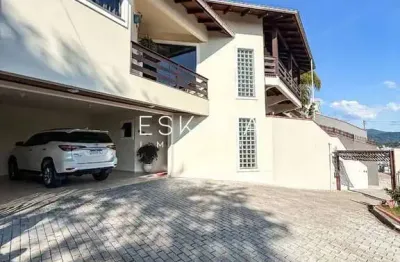 Casa alto padrão com 05 dormitórios, sendo 1 suíte localizada no bairro amizade - jaraguá do sul