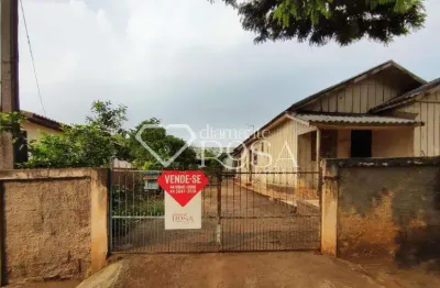 VENDA terreno inteiro no Jardim Alvorada, com casas de madeira