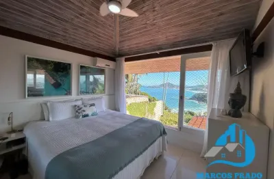 Linda casa com vista espetacular do mar. área de lazer com piscina e mobília impecável.