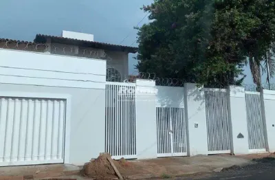 Casa com 7 quartos para alugar na Avenida Terezina, 1987, Umuarama, Uberlândia