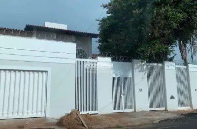 Casa com 7 quartos para alugar na Avenida Terezina, 2045, Umuarama, Uberlândia