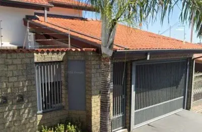 Linda casa no jd das laranjeiras, com edícula no piso inferior e piscina!