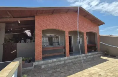 Sobrado com 3 dormitórios, 3 banheiros e 5 vagas cobertas no JD Morumbi!