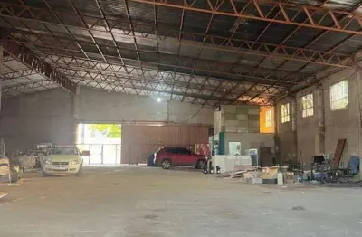 Barracão 1200m² c/ escritório e cozinha para locação no bosque da saúde