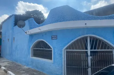 Casa a venda com 2 dormitórios com 2 vagas de garagem próximo a padaria, colégio e igrejas e feira livre