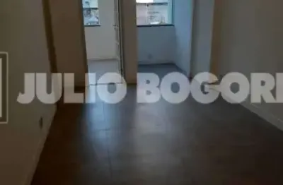 Centro - rua do resende - frente - sol da manhã - claro e arejado - apto sala e quarto - reformadíssimo