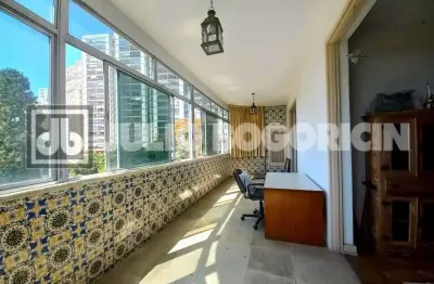 Praia do flamengo! apartamento amplo, frente,  planta circular, jardim de inverno, salão, três quartos, sendo um suíte, dependência completa. vaga de garagem.