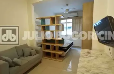 Lindo apto na rua paissandu,em ótimo estado,com armários,banheiro social e ventilação natural.