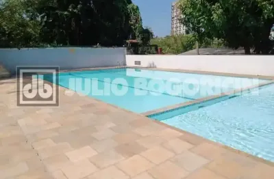 Laranjeiras! prédio com infraestrutura, dois quartos com dependência completa. vaga de garagem.