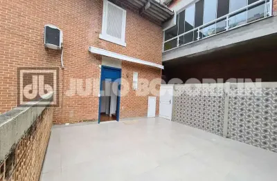 Casa duplex em condominio exclusivo  em Botafogo,com jardim privativo,3 quartos(suíte).Um refúgio silencioso e sofisticado no coração do Bairro