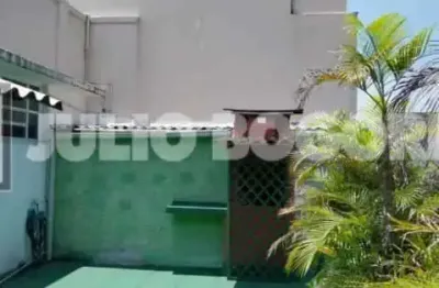 Cobertura em copacabana,140m,com 2 quartos,terraço,dependência completa,prédio com portarai 24h.excelente localização.