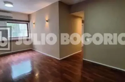 Apto amplo no flamengo,com 105 m,3 quartos(1 suíte),sala ampla em 2 ambientes,cozinha planejada e dependência, portaria 24 h, 1 vaga de garagem, localização nobre.