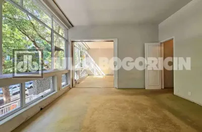 Oportunidade em localização nobre, apartamento amplo, três quartos, sendo um suíte. Vaga de garagem.