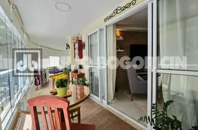 Lagoa! Rua Carvalho Azevedo, condomínio de luxo, varandão, três quartos, sendo um suíte, repleto de armários. Duas vagas de garagem.