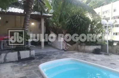 Belíssima casa duplex piscina, churrasqueira sauna garagem