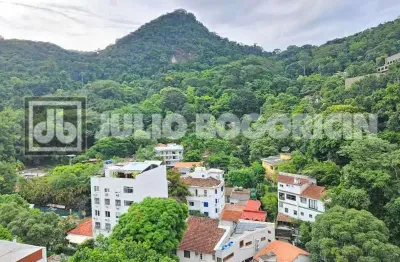 Gávea! Vista exuberante para o verde, apartamento amplo, três quartos, sendo um suíte, vaga de garagem.