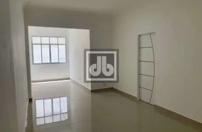 Apartamento  amplo , de fundos silencioso , planta com potencial , 03qtos  tem armarios , banheiro social e depndencias completas  , vaga