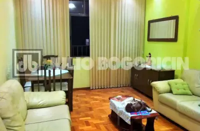 Prado Jr  reformado, desocupado, frente, 02 quartos, suíte, dependência completa