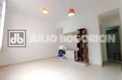 Humaitá prédio com infraestrutura imóvel reformado 2 quartos vaga escritura