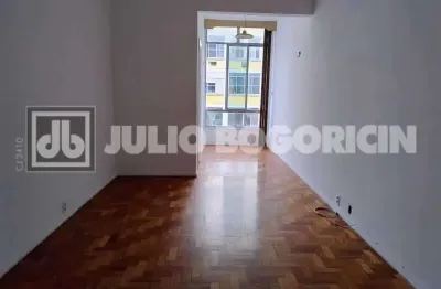 Amplo e de luxo no bairro de copacabana, este apartamento de 110 m² , vaga na escritura.