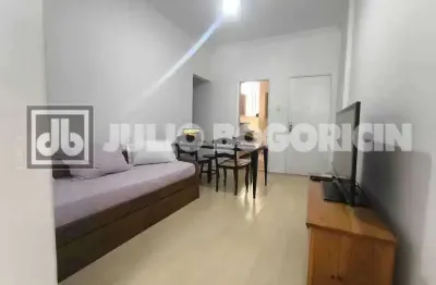 Apartamento excelente, para clientes de bom gosto e exigentes. Todo reformado, de fundos, silencioso e em perfeitas condições e mobiliado!
