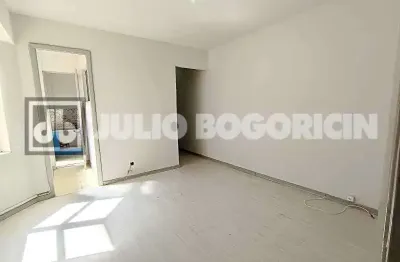 Copacabana - duas quadras da Praia - 3 Quartos silencioso - vista livre