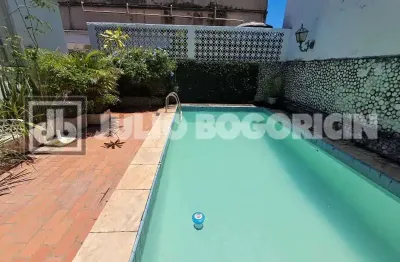 Casa linear em condomínio fechado com segurança  24 hs, em localização nobre do grajaú!