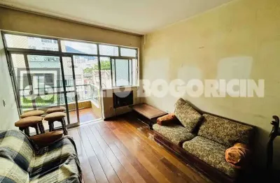 Rua Carlos de Vasconcelos, 3 quartos, varandão, suíte, closet, 2 vagas na escritura, colado com o Metro.