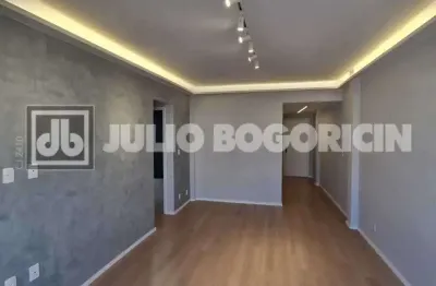 Excelente apartamento, totalmente reformado, 3 quartos (suíte), dependências completas, sol matinal, 2 vagas de garagem escrituradas.