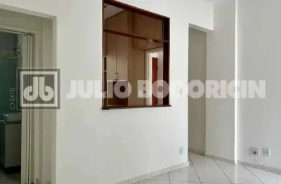 Apartamento próximo à rua uruguai: sala com piso frio, quarto, banheiro com box blindex e cozinha americana com armários planejados.