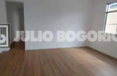 Excepcional localização, Junto ao Metrô Uruguai. Apartamento totalmente reformado, 3 quartos, dependências completas, vaga de garagem. Portaria 24 horas.