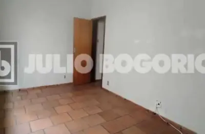 Excelente casa em condomínio, 2 quartos, vaga de garagem. portaria 24 horas e interfone. oportunidade!!