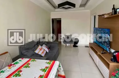 Apartamento, sala piso em porcelanato, 2 quartos, 2 banheiros sendo 1 social e 1 de serviço, cozinha, área de serviço e 1 vaga escriturada.