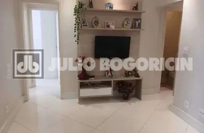 Lindo apartamento, totalmente reformado, 2 quartos, dependências. portaria 24 horas.